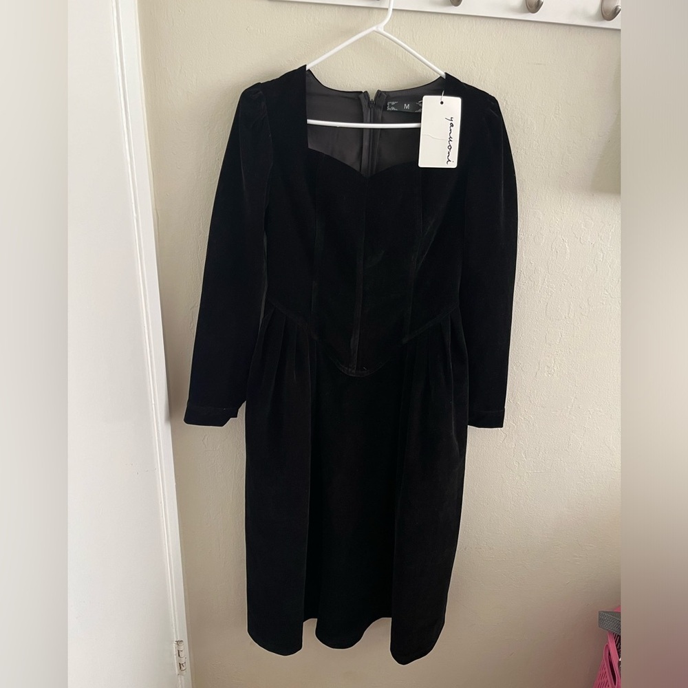 Women’s black dress size M fabric is velvet‎